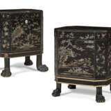 TWO CHINESE EXPORT LAC BURGAUTÉ BOXES AND COVERS ON STANDS - фото 2