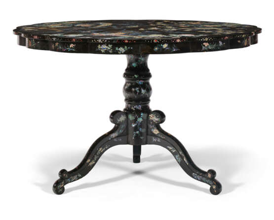 A JAPANESE EXPORT NAGASAKI TILT-TOP CENTER TABLE - Foto 4