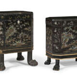 TWO CHINESE EXPORT LAC BURGAUTÉ BOXES AND COVERS ON STANDS - фото 4