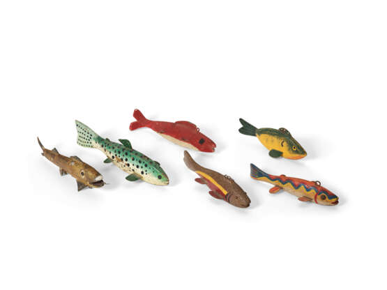 A GROUP OF SIX CARVED AND PAINTED WOOD, METAL, LEATHER AND GLASS FISH DECOYS - фото 1