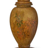 AN AMERICAN ARTS AND CRAFTS POLYCHROME PAINTED AND TURNED-WOOD URN - Foto 1