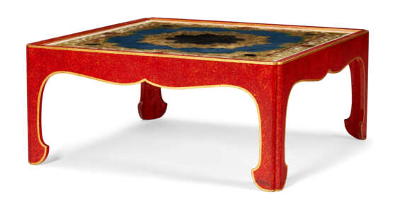 A VERRE EGLOMISE AND SIMULATED HARDSTONE LOW TABLE - Foto 1