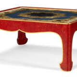 A VERRE EGLOMISE AND SIMULATED HARDSTONE LOW TABLE - Foto 1