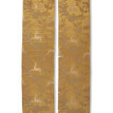 A PAIR OF FRENCH BROCADED LAMPAS PANELS - Foto 2