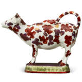 A GROUP OF FOUR ENGLISH POTTERY COW CREAMERS AND COVERS - Foto 5