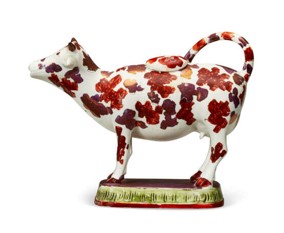 A GROUP OF FOUR ENGLISH POTTERY COW CREAMERS AND COVERS - Foto 5