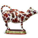 A GROUP OF FOUR ENGLISH POTTERY COW CREAMERS AND COVERS - Foto 6