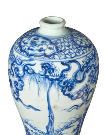 A CHINESE BLUE AND WHITE PORCELAIN `WINDSWEPT` VASE, MEIPING - фото 5