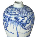 A CHINESE BLUE AND WHITE PORCELAIN `WINDSWEPT` VASE, MEIPING - photo 5