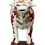 A GROUP OF FOUR ENGLISH POTTERY COW CREAMERS AND COVERS - Foto 7