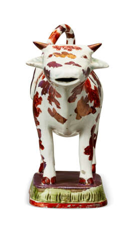 A GROUP OF FOUR ENGLISH POTTERY COW CREAMERS AND COVERS - фото 7