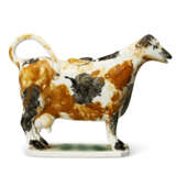 A GROUP OF FOUR ENGLISH POTTERY COW CREAMERS AND COVERS - Foto 8