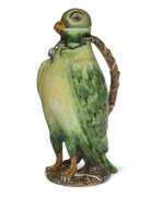Fayencen. A PROSKAU FAYENCE PARROT-FORM EWER AND COVER