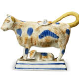 A GROUP OF FOUR ENGLISH POTTERY COW CREAMERS AND COVERS - фото 11