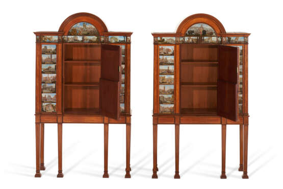 A PAIR OF GEORGE III SATINWOOD, AMARANTH, MAHOGANY, AND ITALIAN REVERSE-PAINTED GLASS CABINETS-ON-STANDS - фото 4