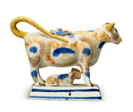 A GROUP OF FOUR ENGLISH POTTERY COW CREAMERS AND COVERS - фото 12