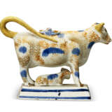 A GROUP OF FOUR ENGLISH POTTERY COW CREAMERS AND COVERS - фото 12