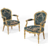 A PAIR OF GEORGE III GILTWOOD ARMCHAIRS - Foto 1