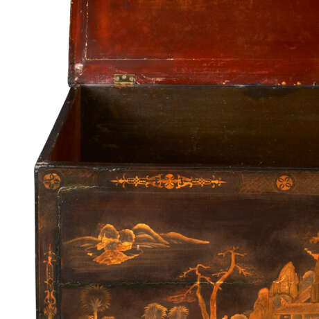 A CHINESE EXPORT LACQUER COFFER ON A GEORGE II GILTWOOD STAND - Foto 7