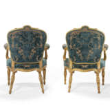 A PAIR OF GEORGE III GILTWOOD ARMCHAIRS - Foto 6