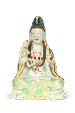 A CHINESE EXPORT PORCELAIN FIGURE OF GUANYIN - photo 1