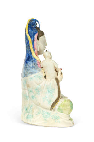 A CHINESE EXPORT PORCELAIN FIGURE OF GUANYIN - фото 3