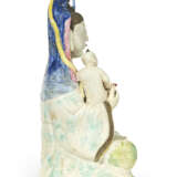 A CHINESE EXPORT PORCELAIN FIGURE OF GUANYIN - photo 3