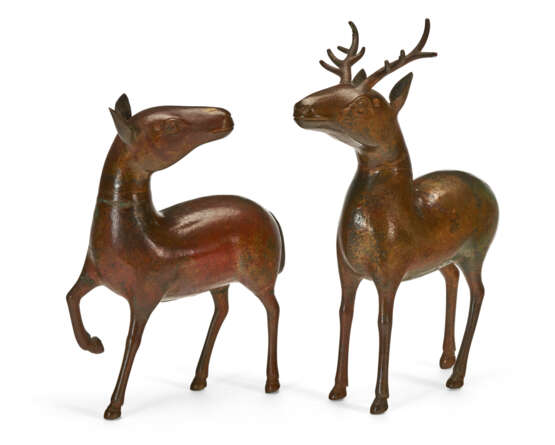 TWO CHINESE GILT-LAQUERED BRONZE FIGURES OF DEER - Foto 1
