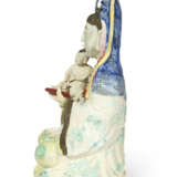 A CHINESE EXPORT PORCELAIN FIGURE OF GUANYIN - photo 5