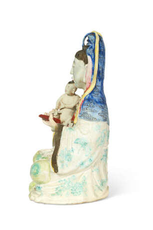 A CHINESE EXPORT PORCELAIN FIGURE OF GUANYIN - фото 5