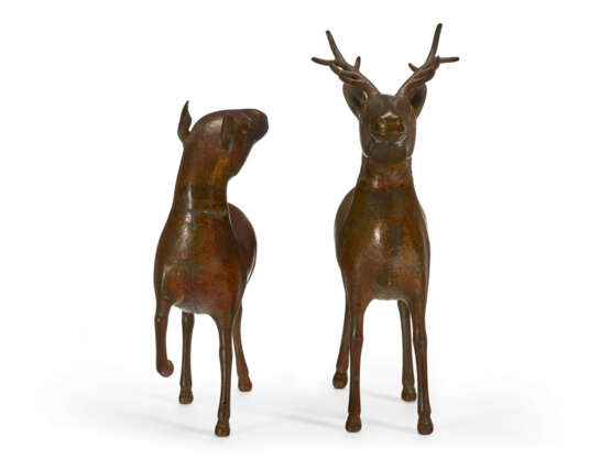 TWO CHINESE GILT-LAQUERED BRONZE FIGURES OF DEER - фото 4