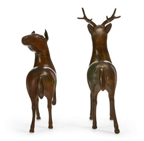 TWO CHINESE GILT-LAQUERED BRONZE FIGURES OF DEER - фото 5