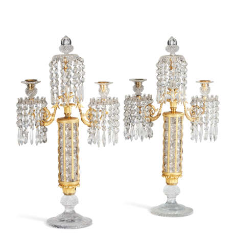 A PAIR OF REGENCY ORMOLU-MOUNTED GLASS CANDELABRA - Foto 1