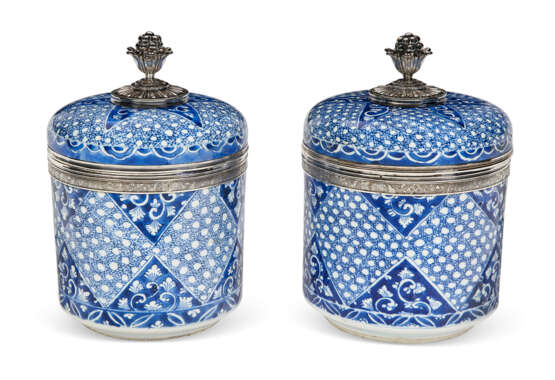 A PAIR OF SILVER-MOUNTED CHINESE EXPORT PORCELAIN BLUE AND WHITE JARS AND COVERS - photo 2