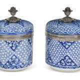 A PAIR OF SILVER-MOUNTED CHINESE EXPORT PORCELAIN BLUE AND WHITE JARS AND COVERS - photo 2