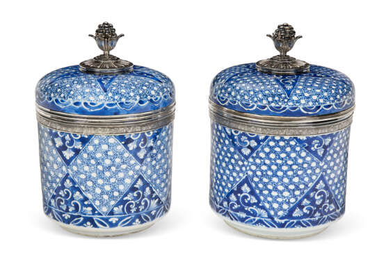 A PAIR OF SILVER-MOUNTED CHINESE EXPORT PORCELAIN BLUE AND WHITE JARS AND COVERS - photo 3