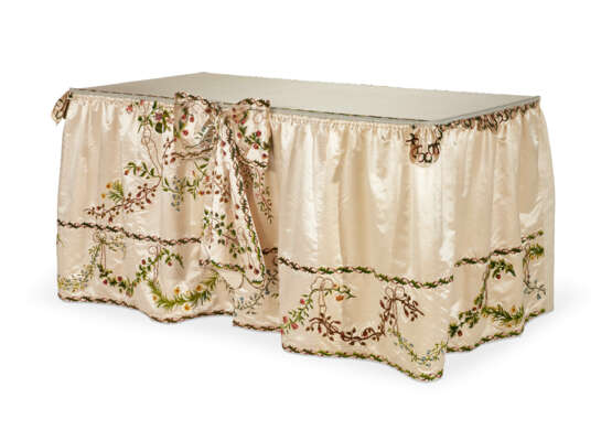 A FRENCH CHENILLE AND SILK TABLE COVER - Foto 1