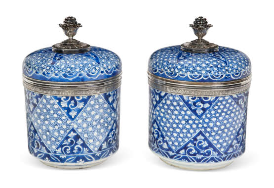A PAIR OF SILVER-MOUNTED CHINESE EXPORT PORCELAIN BLUE AND WHITE JARS AND COVERS - photo 4