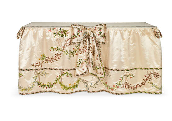 A FRENCH CHENILLE AND SILK TABLE COVER - фото 2