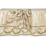 A FRENCH CHENILLE AND SILK TABLE COVER - photo 2