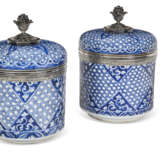 A PAIR OF SILVER-MOUNTED CHINESE EXPORT PORCELAIN BLUE AND WHITE JARS AND COVERS - photo 5