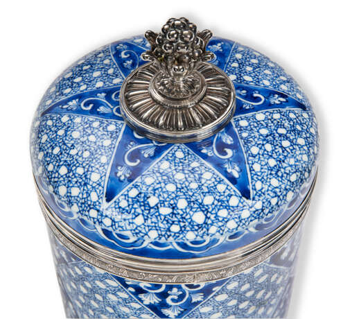 A PAIR OF SILVER-MOUNTED CHINESE EXPORT PORCELAIN BLUE AND WHITE JARS AND COVERS - photo 6