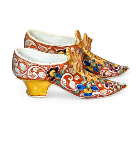 A PAIR OF DUTCH DELFT POLYCHROME MODELS OF SHOES - фото 3