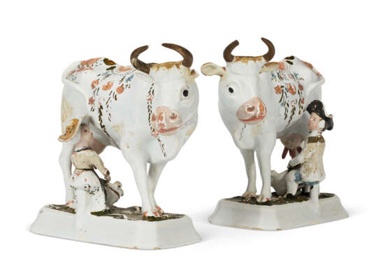 A PAIR OF DUTCH DELFT COLD-PAINTED MILKING GROUPS - фото 1