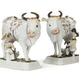 A PAIR OF DUTCH DELFT COLD-PAINTED MILKING GROUPS - фото 1