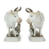 A PAIR OF DUTCH DELFT COLD-PAINTED MILKING GROUPS - фото 3