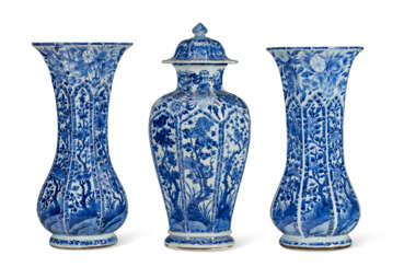 A CHINESE EXPORT PORCELAIN BLUE AND WHITE THREE-PIECE GARNITURE