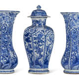 A CHINESE EXPORT PORCELAIN BLUE AND WHITE THREE-PIECE GARNITURE - Foto 2