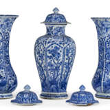 A CHINESE EXPORT PORCELAIN BLUE AND WHITE THREE-PIECE GARNITURE - Foto 3