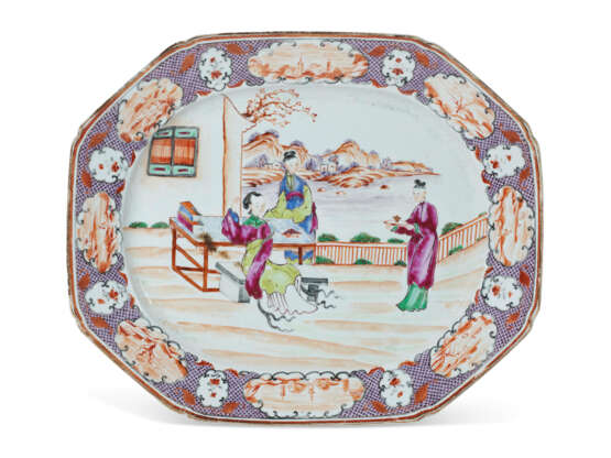 A CHINESE EXPORT PORCELAIN FAMILLE ROSE DINNER SERVICE - фото 5